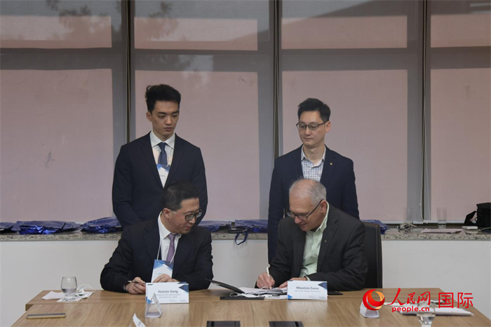 座談交流會上，中歐校友醫(yī)療健康產(chǎn)業(yè)協(xié)會與奧斯瓦爾多·克魯茲基金會簽署了合作備忘錄。人民網(wǎng)記者 時元皓攝