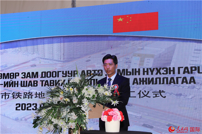 中鐵四局集團(tuán)國(guó)際事業(yè)部執(zhí)行經(jīng)理朱春峰致辭。人民網(wǎng)記者 霍文攝