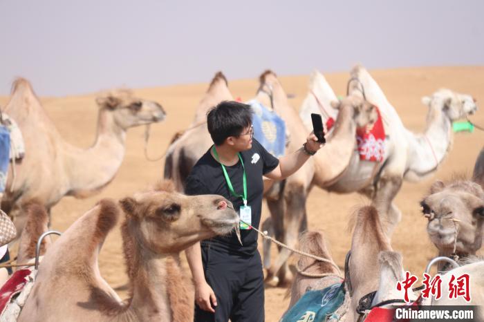 圖為臺胞體驗大美內(nèi)蒙古?！⊥袐I供圖