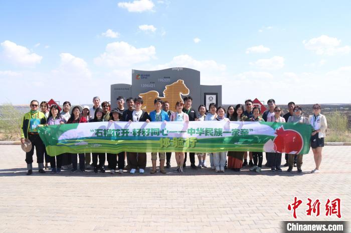 圖為臺胞體驗大美內(nèi)蒙古?！⊥袐I供圖