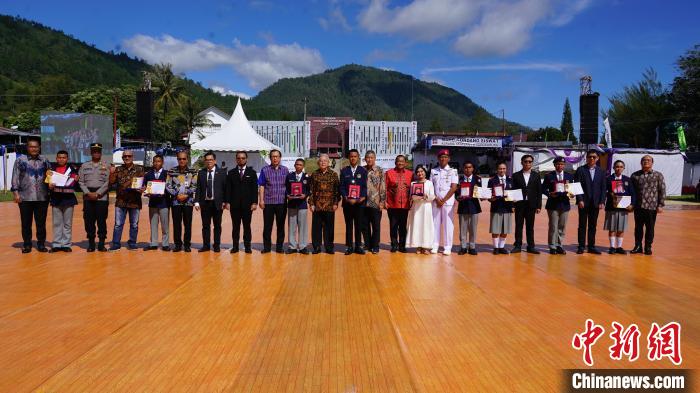 嘉賓為優(yōu)秀畢業(yè)生頒發(fā)榮譽證書。牛海濤攝