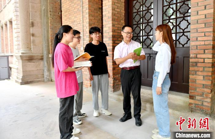 7月4日，臺灣教師陳昭志正在和學生交流?！蚊?攝