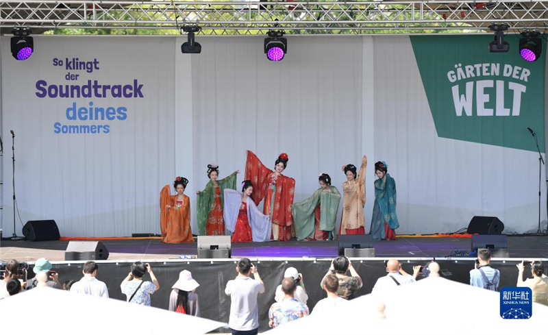 7月8日，在德國柏林世界公園，漢服愛好者進行漢服展示。新華社記者 任鵬飛 攝