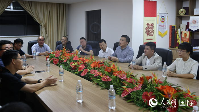 與會(huì)代表進(jìn)行座談交流。（人民網(wǎng)記者  時(shí)元皓攝）