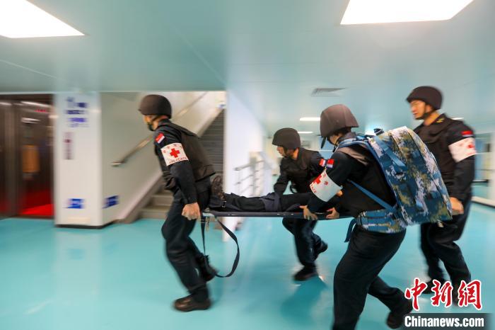 “和平方舟”號醫(yī)院船在西太平洋海域進(jìn)行反恐反海盜演練。圖為醫(yī)療救護(hù)組在轉(zhuǎn)運(yùn)“傷員”?！⌒煳?攝