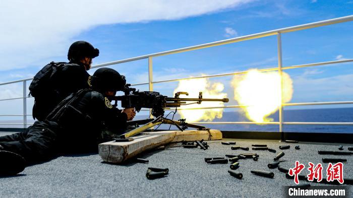 “和平方舟”號醫(yī)院船在西太平洋海域進(jìn)行反恐反海盜演練。圖為火力組隊(duì)員進(jìn)行警告射擊。　徐巍 攝