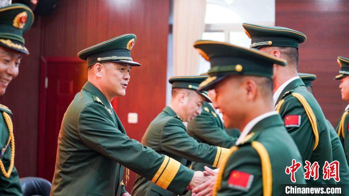 首長為晉銜官兵頒發(fā)任命狀?！堨狭?攝