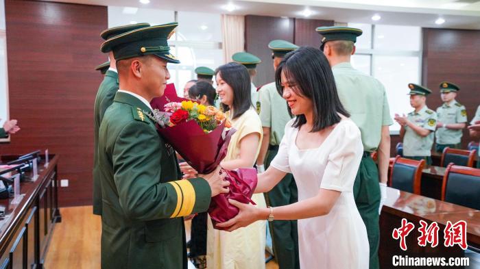 軍屬向晉升警官獻花。　張煜梁 攝