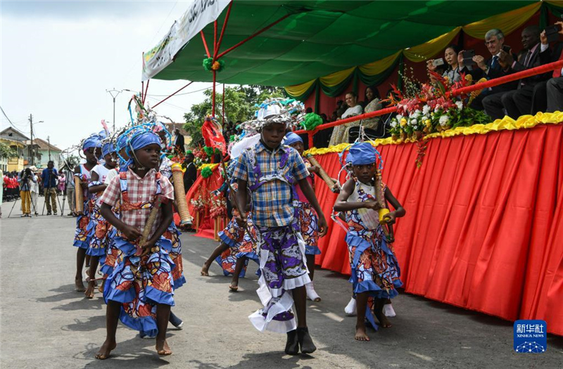 7月12日，演員在圣多美和普林西比圣多美島瓜達(dá)盧佩鎮(zhèn)舉行的獨立日慶典活動上表演。新華社記者 韓旭 攝