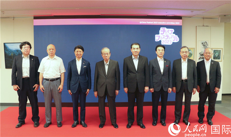 主辦方代表合影。人民網(wǎng) 許可攝