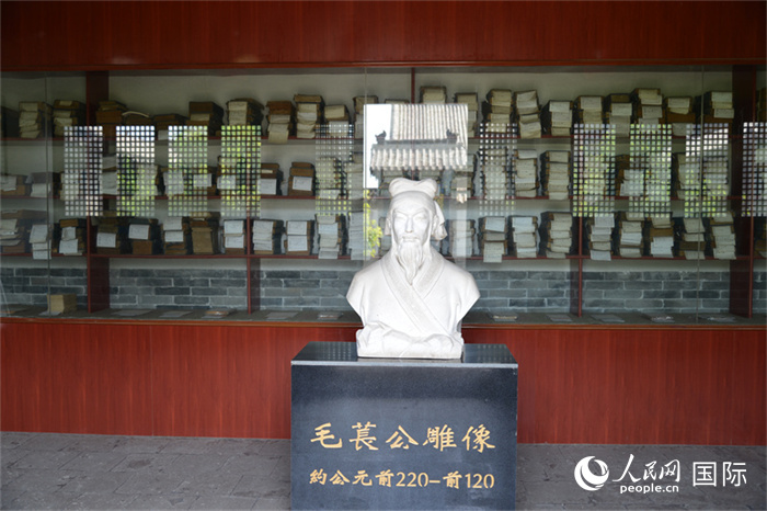 河間詩經(jīng)齋毛萇雕像。雕像后書櫥中陳列的是歷代各版本《詩經(jīng)》及譯本。 人民網(wǎng) 趙昭攝