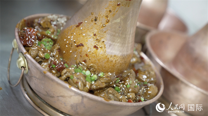 滄州火鍋雞。人民網(wǎng)記者 袁蒙攝