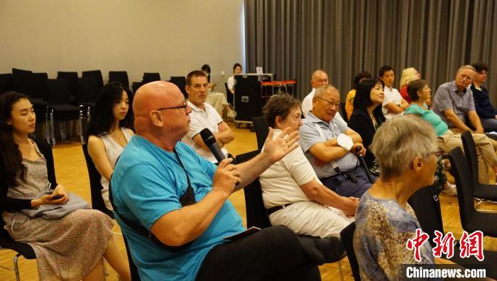 圖為現(xiàn)場(chǎng)觀眾提問(wèn)。　柏林中國(guó)文化中心供圖