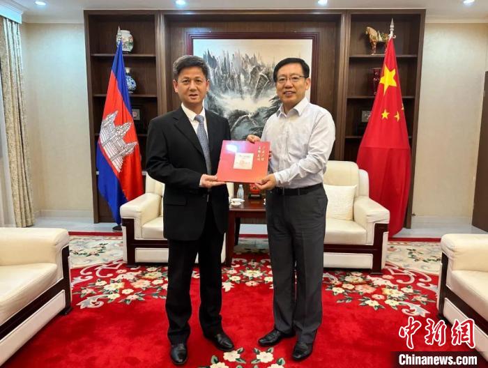 7月12日下午，中國駐柬埔寨大使王文天在金邊會見援柬中醫(yī)醫(yī)療隊?！≈袊v柬埔寨大使館微信公眾號 攝