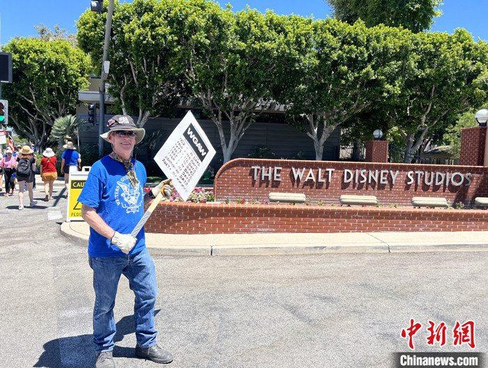 當(dāng)?shù)貢r(shí)間7月14日上午，華納兄弟、迪士尼等美國(guó)影視娛樂(lè)產(chǎn)業(yè)巨頭總部門(mén)前，有成百上千的人高舉“罷工”標(biāo)語(yǔ)牌游行示威。由于未能與美國(guó)電影和電視制片人聯(lián)盟(AMPTP)就新合同達(dá)成協(xié)議，擁有約16萬(wàn)名會(huì)員的好萊塢三大工會(huì)之一美國(guó)影視演員協(xié)會(huì)(SAG-AFTRA)發(fā)起罷工，于14日起在洛杉磯和紐約的十余家制片公司外示威游行。 <a target='_blank' href='/'><p  align=