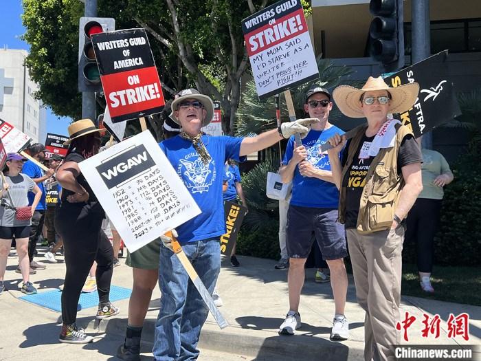 當(dāng)?shù)貢r(shí)間7月14日上午，華納兄弟、迪士尼等美國(guó)影視娛樂(lè)產(chǎn)業(yè)巨頭總部門(mén)前，有成百上千的人高舉“罷工”標(biāo)語(yǔ)牌游行示威。由于未能與美國(guó)電影和電視制片人聯(lián)盟(AMPTP)就新合同達(dá)成協(xié)議，擁有約16萬(wàn)名會(huì)員的好萊塢三大工會(huì)之一美國(guó)影視演員協(xié)會(huì)(SAG-AFTRA)發(fā)起罷工，于14日起在洛杉磯和紐約的十余家制片公司外示威游行。 <a target='_blank' href='/'><p  align=