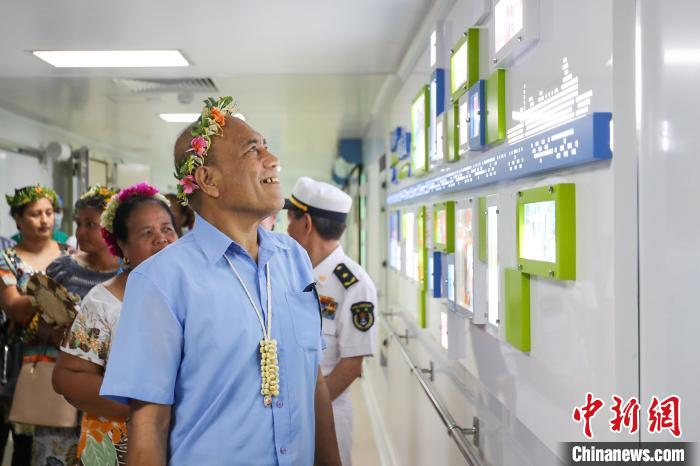 基里巴斯總統(tǒng)等政要參觀海上醫(yī)院?！⌒煳?攝