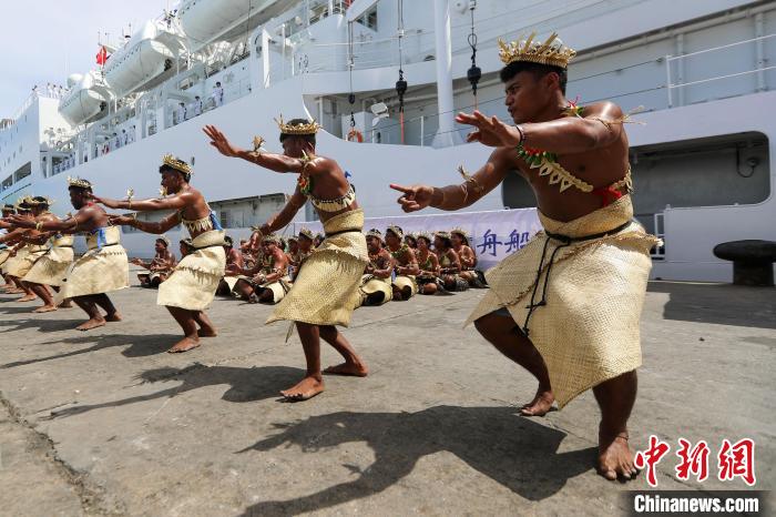 基方民眾表演當?shù)靥厣璧福瑲g迎“和平方舟”號醫(yī)院船來訪。　徐巍 攝