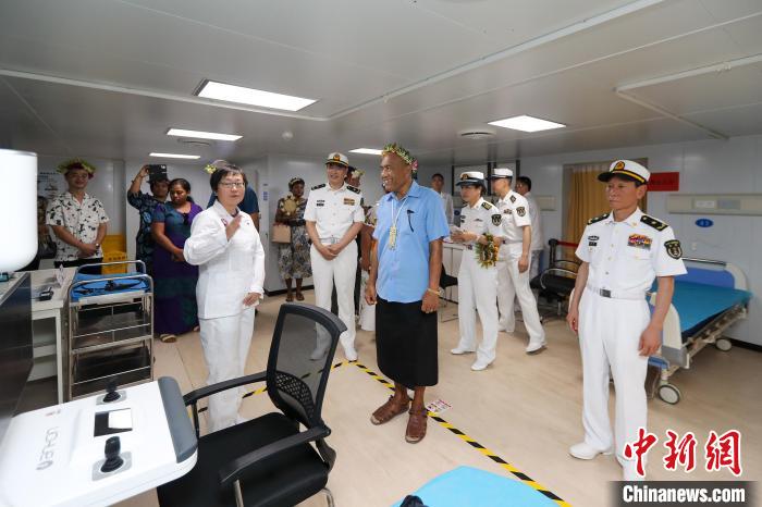 基里巴斯總統(tǒng)等政要參觀海上醫(yī)院?！⌒煳?攝