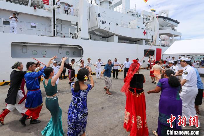 中基雙方人員在碼頭歡迎儀式上歡聚一堂?！⌒煳?攝