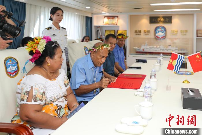 基里巴斯總統(tǒng)塔內(nèi)希·馬茂為“和平方舟”醫(yī)院船留言?！⌒煳?攝