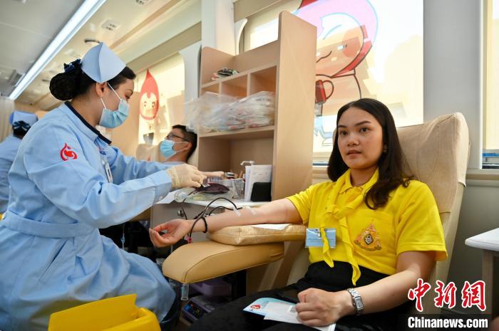 圖為獻血活動現(xiàn)場?！∮峋?攝