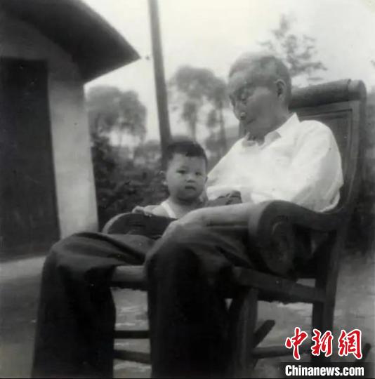 陳望道與幼年的陳曉帆?！￡悤苑﹫D