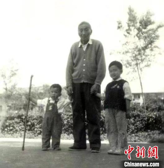 陳望道與幼年的陳曉帆(左)、陳曉帆的哥哥一起合影?！￡悤苑﹫D