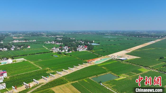 航拍合(肥)周(口)高速潁臨段8標(biāo)架梁施工現(xiàn)場?！⒂癫?攝