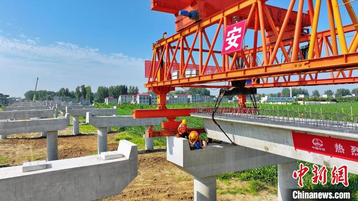 長25米重80噸的箱梁平穩(wěn)、精準(zhǔn)地落在S314分離式立交橋25號和26號墩上?！⒂癫?攝