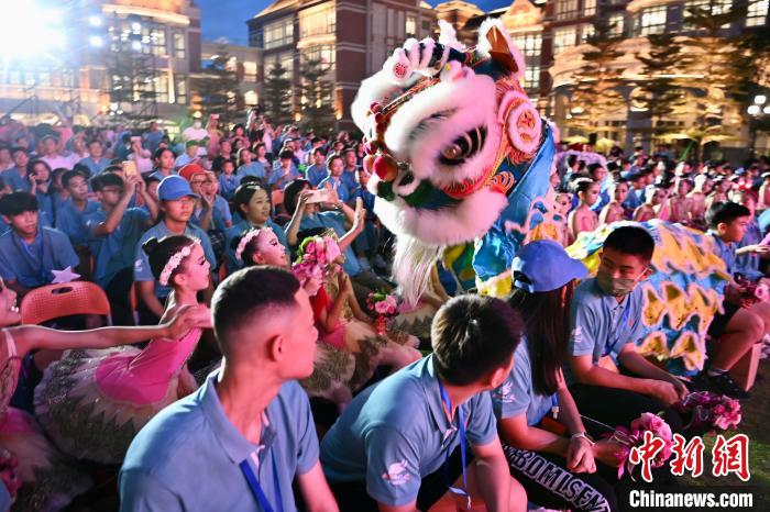 舞獅表演與現(xiàn)場觀眾互動?！⊥鯑|明 攝