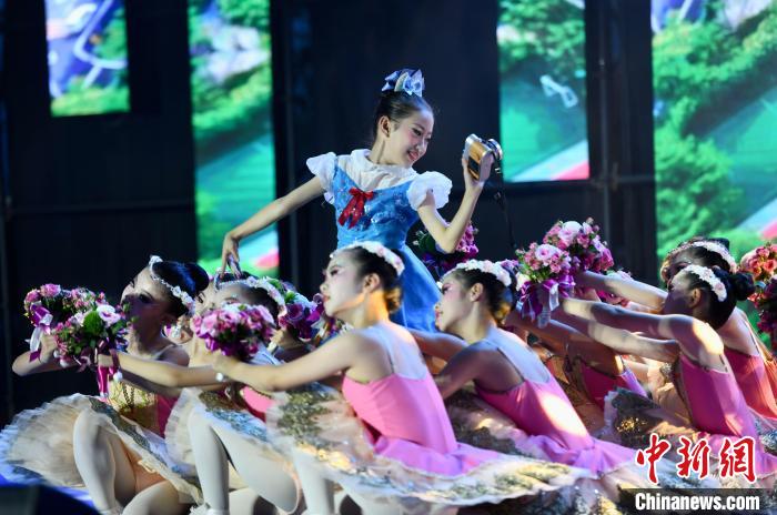 芭蕾表演《鮮花送給好朋友》?！⊥鯑|明 攝