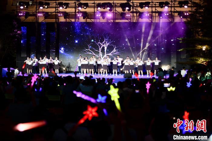 合唱表演《夜空中最亮的星》?！⊥鯑|明 攝