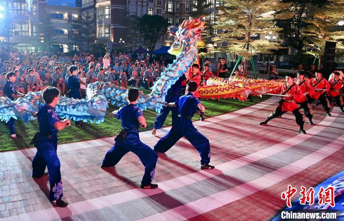 兩岸青少年同臺呈現(xiàn)龍獅表演?！⊥鯑|明 攝