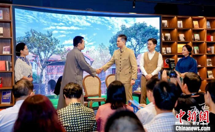 實(shí)驗(yàn)舞臺(tái)劇《握手》片段?！↑S浦區(qū)委統(tǒng)戰(zhàn)部供圖