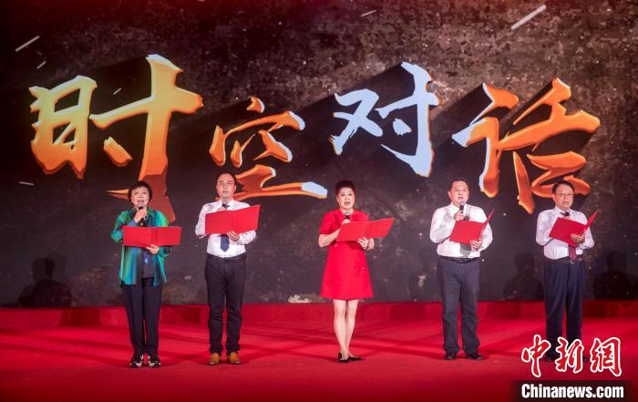 陶侃與陳望道之孫陳曉帆、顏福慶之孫顏志淵、榮毅仁侄女榮智豐深情朗誦《與統(tǒng)戰(zhàn)先輩的時(shí)空對(duì)話》?！堦?攝