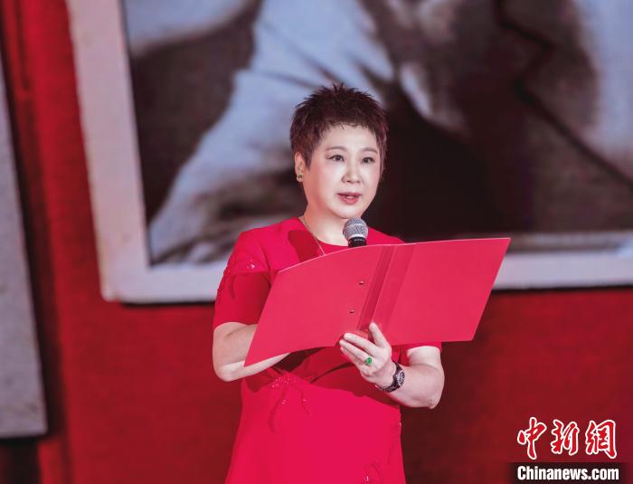 7月16日，榮智豐在2023年上海統(tǒng)戰(zhàn)文化周開幕活動中朗誦《與統(tǒng)戰(zhàn)先輩的時空對話》?！堦?攝