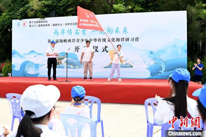 研習(xí)營(yíng)授旗儀式?！埥鸫?攝