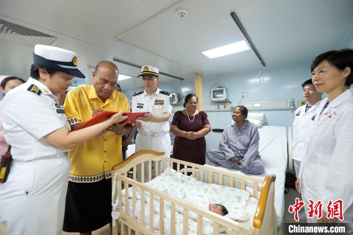 基里巴斯總統(tǒng)馬茂為新生兒取名，并在出生證明上親筆填寫寶寶名字?！±栌?攝