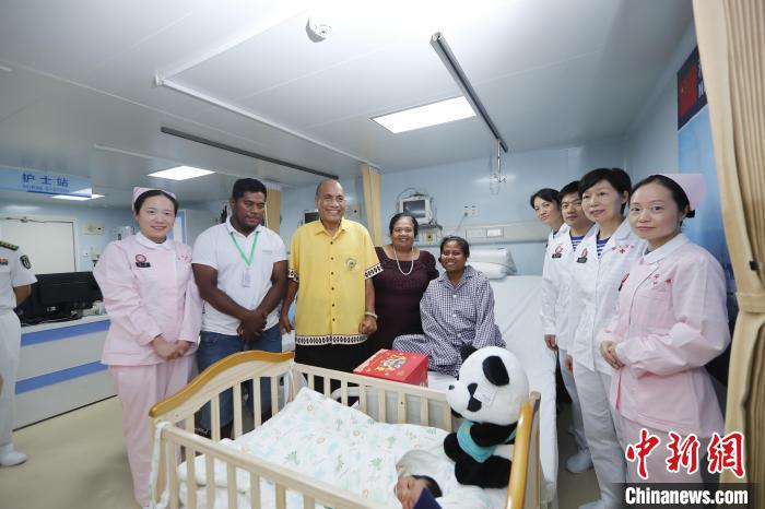 基里巴斯總統(tǒng)馬茂與海上醫(yī)院醫(yī)護人員、新生兒家人合影。　黎宇 攝