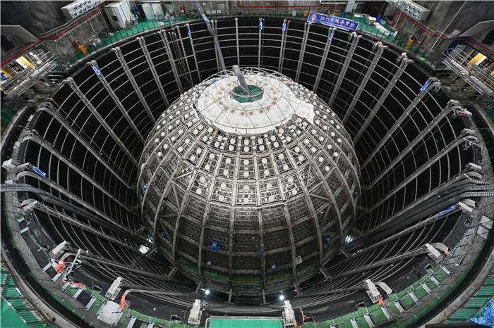 江門中微子實驗室探測器和水池構造。中國科學院高能物理研究所供圖