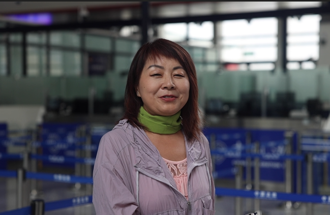 7月22日，曾經(jīng)在老撾瑯勃拉邦工作過3年的加拿大華僑孫月玲乘坐中老鐵路國(guó)際旅客列車從中國(guó)出境。衛(wèi)海林 攝