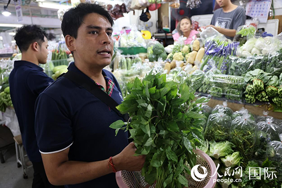 7月19日，泰國(guó)曼谷藍(lán)象餐廳員工向參加活動(dòng)的多國(guó)代表介紹如何挑選新鮮蔬菜。 人民網(wǎng)記者 張矜若攝