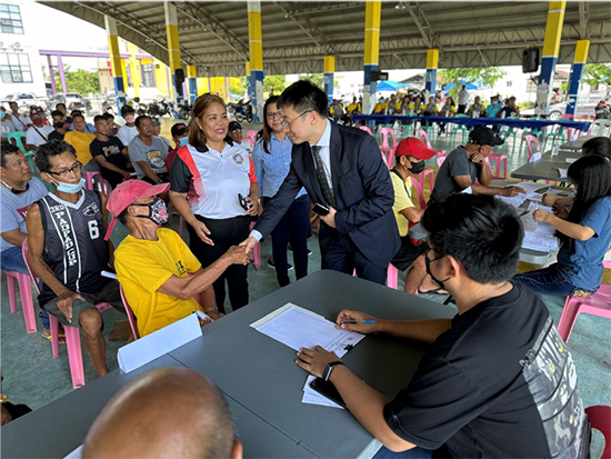 中方與菲方一道將中國援菲化肥分發(fā)至菲農(nóng)戶手中。中國駐菲律賓大使館供圖