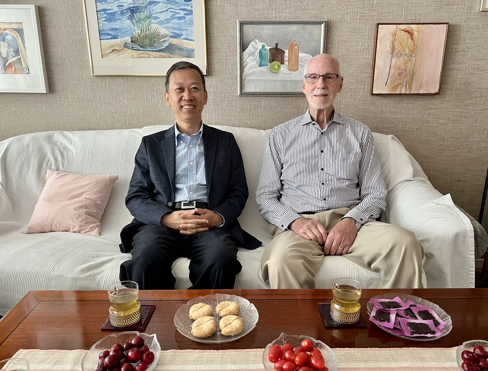 駐瑞典大使崔愛民看望瑞典科學(xué)家。中國(guó)駐瑞典大使館供圖