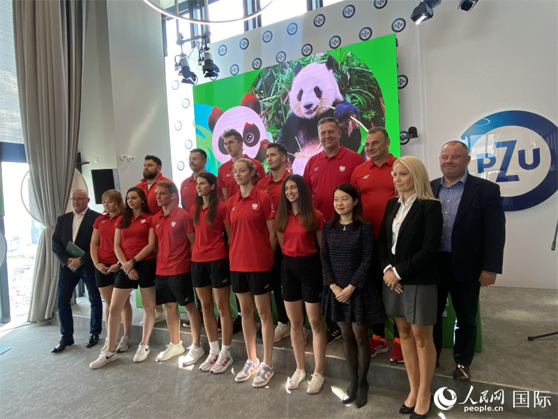 嘉賓與代表團代表合影。人民網(wǎng)記者 禹麗敏攝