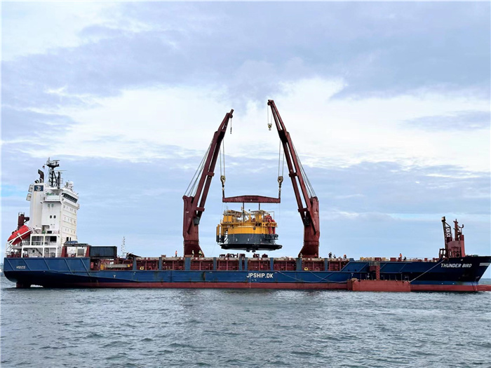 印尼拉維拉維項(xiàng)目32萬(wàn)噸級(jí)單點(diǎn)系泊設(shè)備運(yùn)抵巴厘島巴板港口。張守剛攝