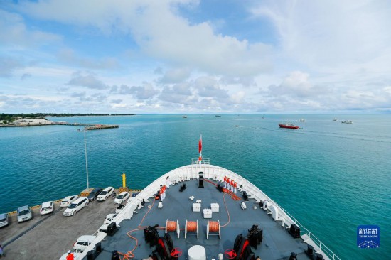 7月22日，中國海軍“和平方舟”號(hào)醫(yī)院船駛離基里巴斯首都塔拉瓦。當(dāng)?shù)貢r(shí)間22日上午10時(shí)，執(zhí)行“和諧使命-2023”任務(wù)的中國海軍“和平方舟”號(hào)醫(yī)院船圓滿結(jié)束對(duì)基里巴斯的首次訪問，駛離基里巴斯首都塔拉瓦，前往本次任務(wù)的第二站湯加努庫阿洛法港。新華社發(fā)（黎宇 攝）