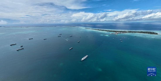 7月22日，中國海軍“和平方舟”號(hào)醫(yī)院船結(jié)束基里巴斯訪問，駛離塔拉瓦港。新華社發(fā)（桂江波 攝）