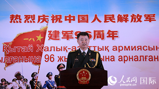 國防武官胡德君大校發(fā)表致辭。人民網記者 李強攝